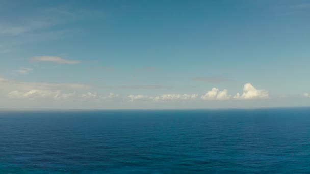 Capa marinha, mar azul, céu com nuvens, vista aérea — Vídeo de Stock