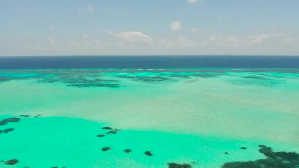 Paisaje marino con arrecife de coral y atolón en el mar azul Balabac, Palawan, Filipinas. — Vídeos de Stock