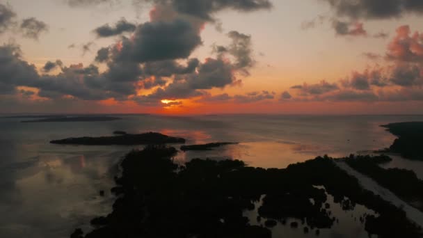 Kleurrijke zonsondergang boven tropische eilanden. — Stockvideo