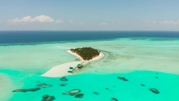 Tropikalna wyspa z plażą na atolu. Wyspa Onok Balabac, Filipiny. — Wideo stockowe
