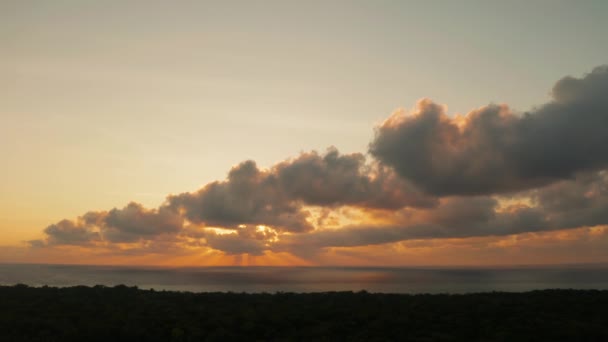 Kleurrijke zonsopgang boven tropische eilanden. — Stockvideo