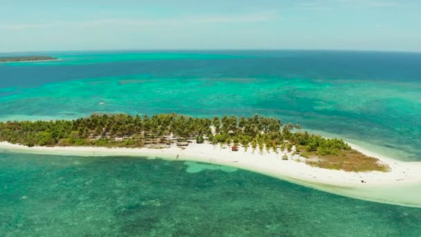 Reisekonzept mit Sandstrand und blauem Meer. Balabac, Palawan, Philippinen. — Stockvideo