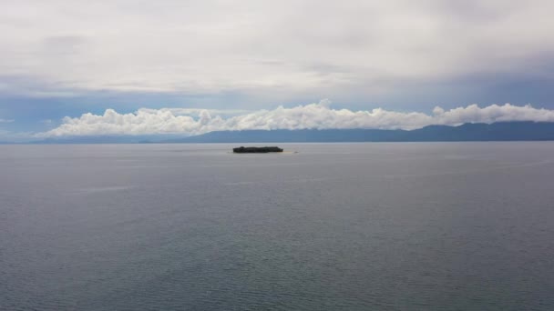 Ilha tropical no mar. — Vídeo de Stock