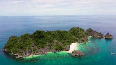 Beyaz kumlu plajı olan tropik bir ada. Caramoan Adaları, Matukad, Filipinler.
