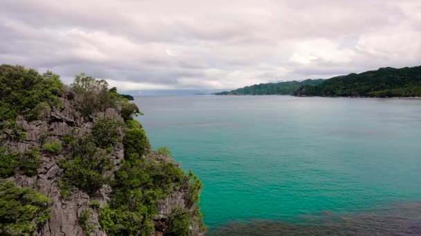 Tropische eilanden en blauwe zee, van bovenaf. Caramoïsche eilanden, Filipijnen. — Stockvideo