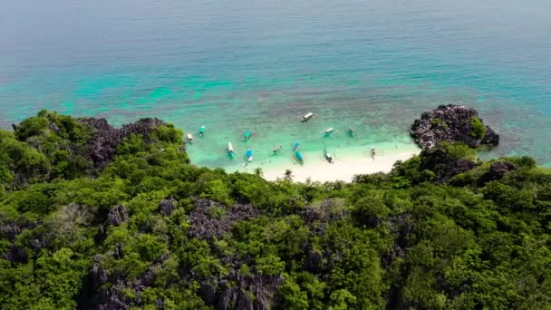 Tropisch eiland met een wit zandstrand. Caramoan Islands, Matukad, Filipijnen. — Stockvideo