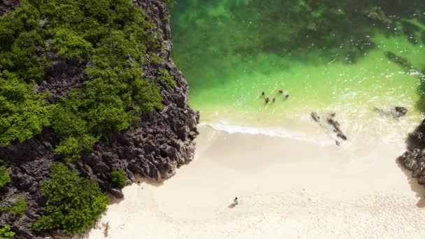 Les touristes se détendent sur la plage. Îles Caramoan, Camarines Sur, Matukad, Philippines. Île tropicale avec une plage de sable blanc. — Video