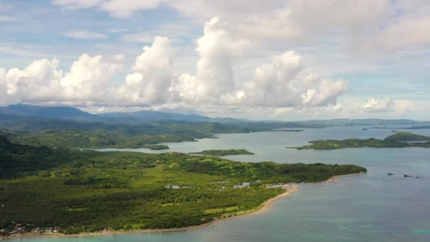 Sabahın erken saatlerinde adalı deniz manzaralı. Caramoan Adaları, Filipinler. — Stok video