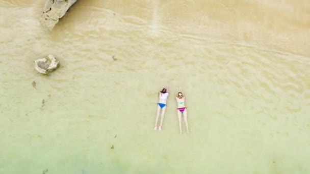 Tourists relax on a sandy beach, top view. — Stock Video