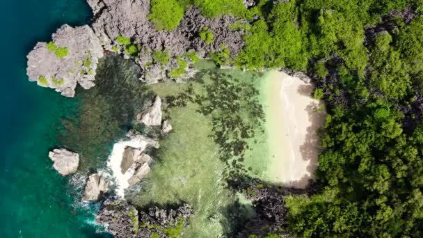 Остров Роки с небольшим пляжем. Caramoan Islands, Matukad, Philippines. — стоковое видео