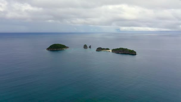 Tropische eilanden en blauwe zee, van bovenaf. Caramoïsche eilanden, Filipijnen. — Stockvideo