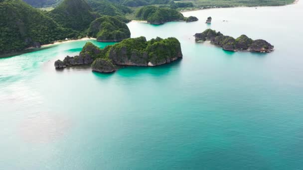 Ilhas tropicais e mar azul, drone aéreo. Ilhas Caramoas, Filipinas . — Vídeo de Stock
