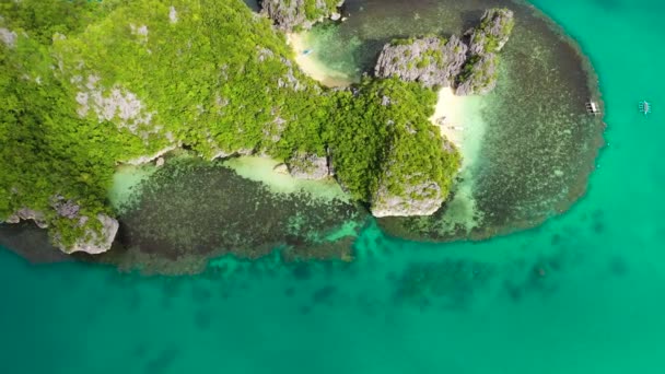 熱帯雨林とロッキー島、空中ビュー。フィリピンのカラマン諸島. — ストック動画