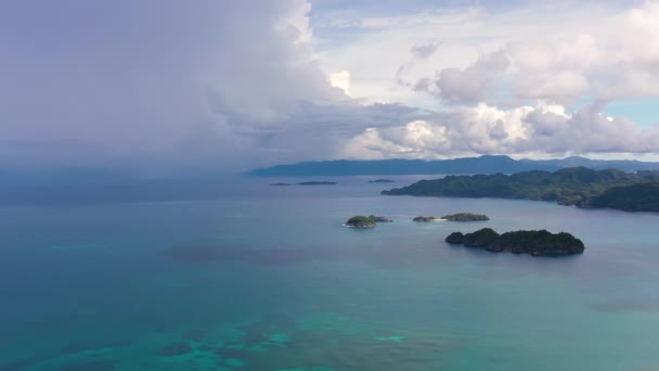 Trovoadas sobre o mar. Seascape com nuvens e ilhas. Ilhas Caramoas, Filipinas. — Vídeo de Stock