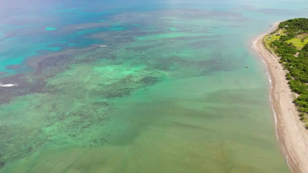 Tropische zee met koraalriffen en zandkust, uitzicht van bovenaf. — Stockvideo