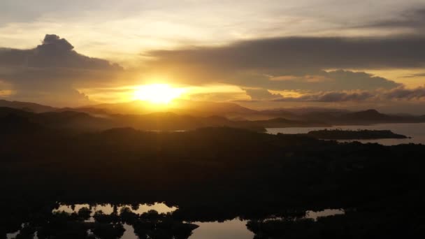 热带岛屿上空的落日。晚上的山地景观. — 图库视频影像