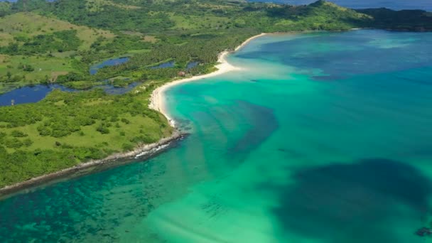 Тропічний острів з бірюзовою лагуною і піщаним берегом. Карамоські острови (Філіппіни). — стокове відео