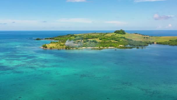 Basot Island. Tropický ostrov se zelenými kopci, pohled shora. — Stock video