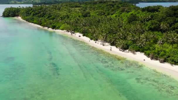 Île tropicale avec une lagune et une plage de sable blanc. Îles Caramoan, Philippines. — Video