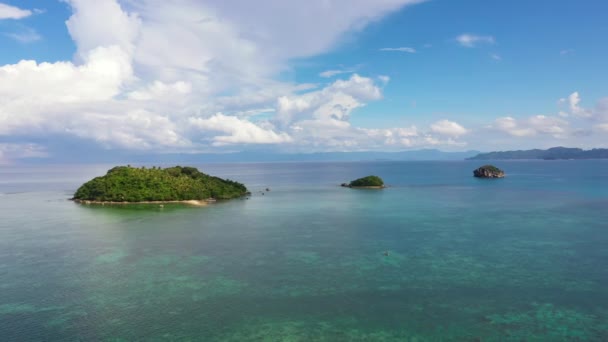 Морской пейзаж с красивым небом и островами. Тропические острова, вид сверху. Бирюзовое море с коралловыми рифами. — стоковое видео