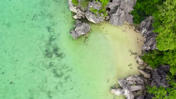 Naturlandskap: Sandstrand med kristallklart hav. Klippor och tropisk strand i Caramoan Island, Filippinerna, Asien. Sabitang Laya — Stockvideo