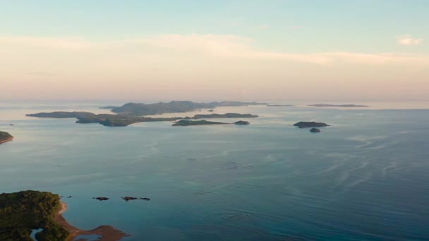 Paisaje marino, mañana sobre las islas. Salida del sol sobre las islas tropicales. Islas Caramoanas, Filipinas — Vídeo de stock