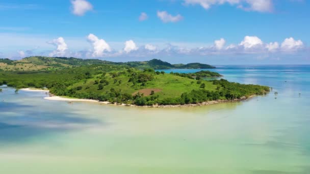 Тропический остров с бирюзовой лагуной и песчаным берегом. Карамойские острова, Филиппины. — стоковое видео