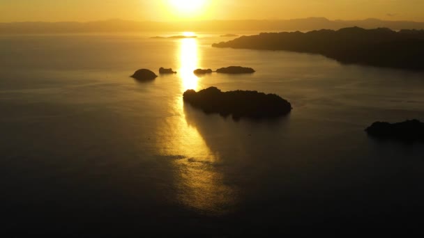 Východ slunce nad mořem v tropech., pohled shora. Východ slunce nad oceánem. Filipíny. — Stock video