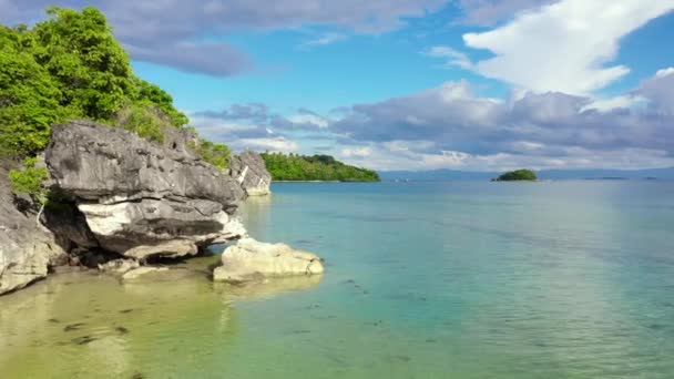 Остров с белым пляжем и известняковыми скалами, вид с воздуха. Сабитанг-лайя — стоковое видео