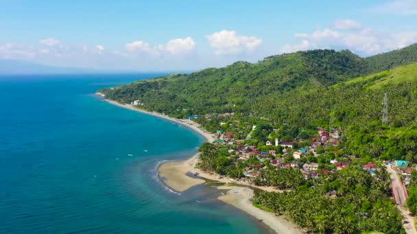 Tropik bir adadaki kasaba. Deniz Burnu, Filipinler, hava manzarası. — Stok video
