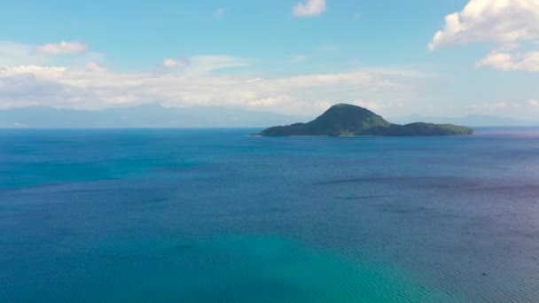 Νήσος Ατουλάν, Camarines Sur, Φιλιππίνες. Νησί με λευκή παραλία, θέα στην κορυφή. — Αρχείο Βίντεο