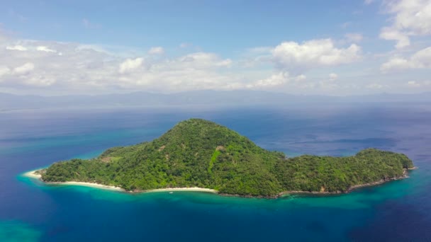 Krásná zátoka s tropickým ostrovem. Atulayan Island, Camarines Sur, Filipíny. — Stock video
