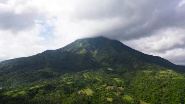 Mt. Masaraga, uno dei vulcani della regione Bicol. Paesaggio montano, Legaspi, Filippine . — Video Stock