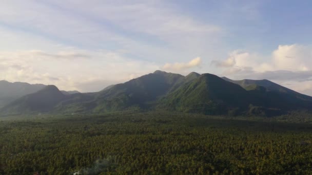 구름이 있는 산악 지형. 필리핀, 루손섬의 산들. — 비디오
