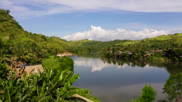 Paysage tropical par temps ensoleillé. Village près de la rivière. La nature des Philippines, Samar