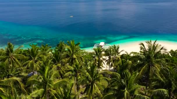 Tropisch eiland met strand en palmbomen. Mahaba Island, Filipijnen. — Stockvideo