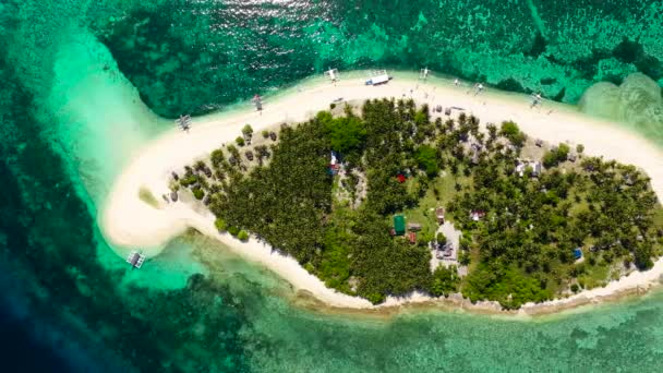 Tropisk ö på ett korallrev, utsikt uppifrån. Digyo Island, Filippinerna. — Stockvideo