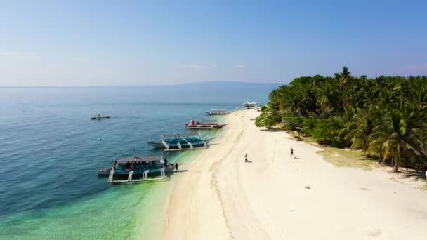 Vacanze su un'isola tropicale. Isola di Digyo, Filippine . — Video Stock