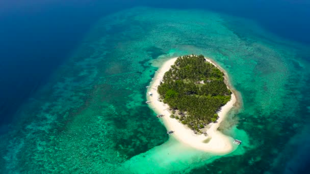 Trópusi sziget egy korallzátonyon, felülnézetből. Digyo-sziget, Fülöp-szigetek. — Stock videók