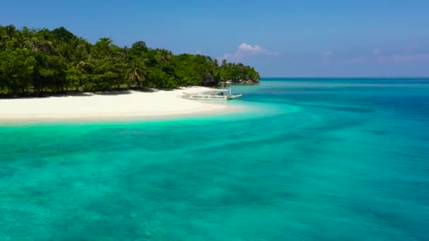 Tropische Insel mit weißem Strand. türkisfarbene Lagune mit klarem Meerwasser. Mahaba-Insel, Philippinen. — Stockvideo