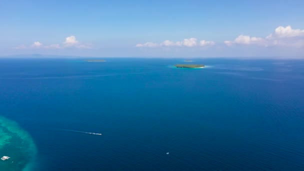 Küçük adalı deniz burnu, hava manzaralı. Filipin Adaları. — Stok video