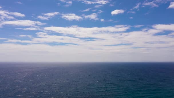 Tropikal mavi deniz ve bulutlu mavi gökyüzü. — Stok video