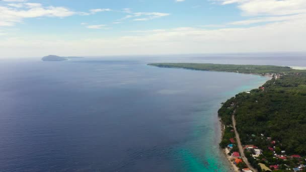 Tengerpart szigetekkel, légi kilátással. Sogod Bay, Leyte-sziget, Fülöp-szigetek. — Stock videók