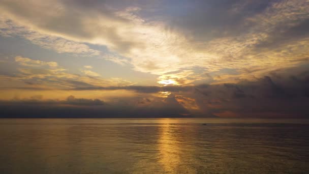 Панорамный драматический восход солнца, небо и тропическое море . — стоковое видео