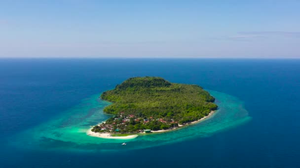 Turkos lagun och sandbar, ovanifrån. Himokilska ön, Leyte Island, Filippinerna. — Stockvideo