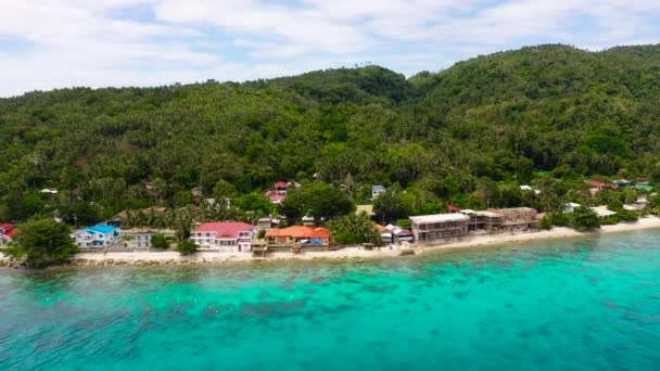 Costa con hoteles y laguna con un arrecife de coral, vista aérea . — Vídeos de Stock