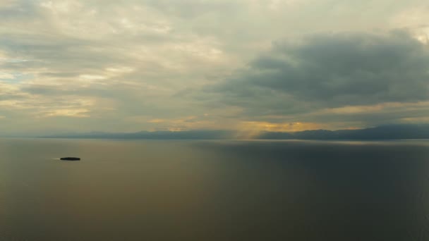 Bewolkte lucht boven de zee bij zonsondergang. — Stockvideo