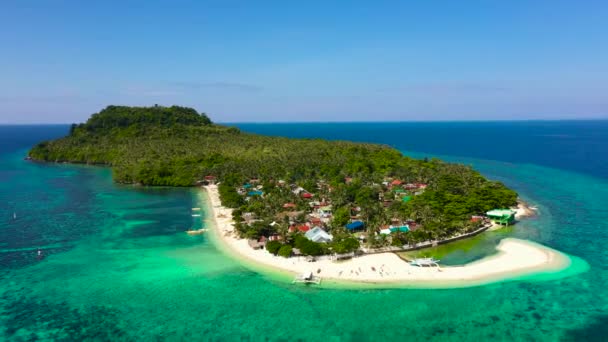 Wyspa Himokilan, Wyspa Leyte, Filipiny. Tropikalna wyspa z wioską i białą plażą. — Wideo stockowe