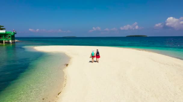 Niñas turistas paseando en una playa tropical. Playa de arena blanca perfecta, vista desde arriba . — Vídeos de Stock