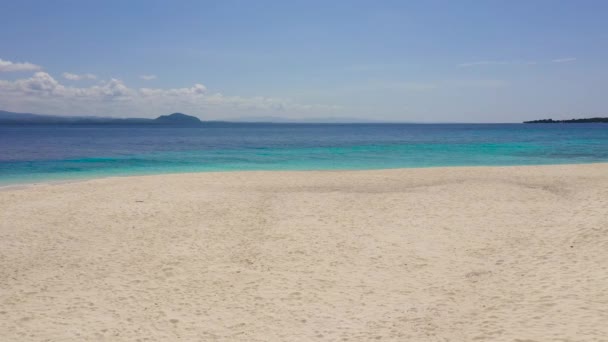 Bella spiaggia di sabbia bianca e tropicale turchese mare blu. Vista dall'alto — Video Stock